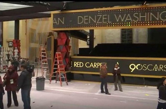 La lluvia en Los Angeles ha obligado a los técnicos a cubrir con una carpa la entrada al Dolby Theatre para la ceremonia de los Oscar.-ATLAS