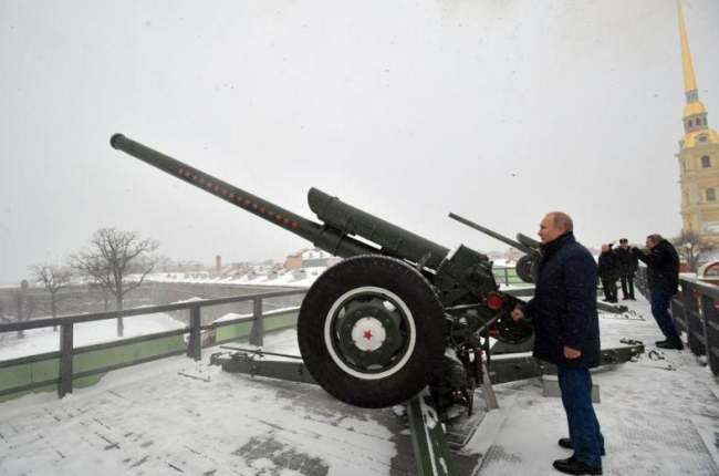 El presidente ruso, Vladimir Putin, inspecciona el arsenal de la fortaleza de Pedro y Pablo, en San Petersburgo.-ALEXEI DRUZIHIN (REUTERS)