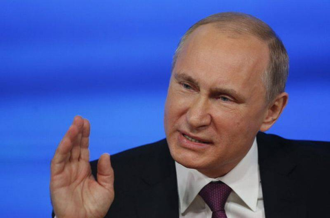 Vladimir Putin gesticula durante una rueda de prensa en Moscú.-Foto: EFE / SERGEI CHIRIKOV