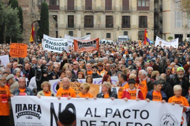 Pensionistas en la plaza de la Catedral de Barcelona, que han secundado la convocatoria de la Coordinadora de Pensionistas en Defensa del Sistema Público de Pensiones.-DANNY CAMINAL
