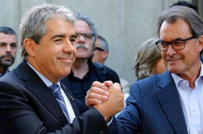 Francesc Homs y Artur Mas, ante las puertas del Tribunal Supremo, este lunes.-JUAN MANUEL PRATS