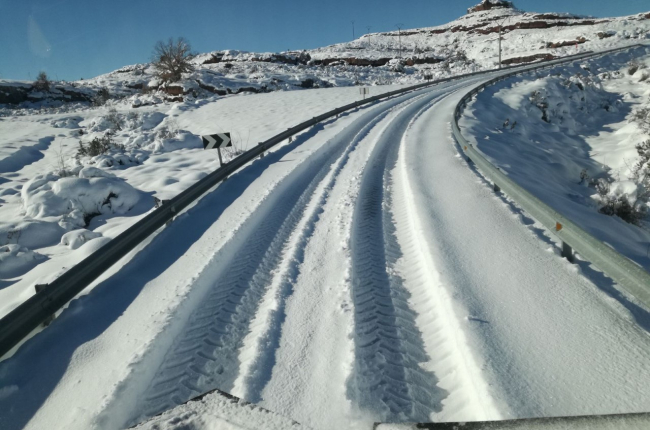 Imagen de archivo de una carretera con nieve.-HDS