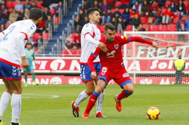 Oyarzun protege el balón durante el partido de la última jornada frente al Rayo Majadahonda.-MARIO TEJEDOR