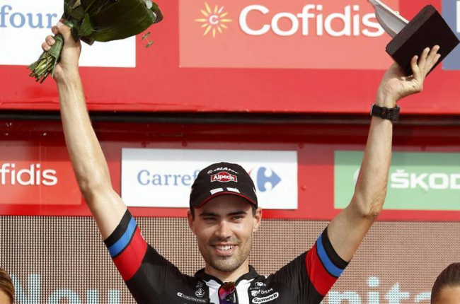 El ciclista holandés del equipo Giant, Tom Dumoulin, en el podio al proclamarse el vencedor de la novena etapa y recupera el liderato de la clasificación general de la Vuelta Ciclista a España.-EFE
