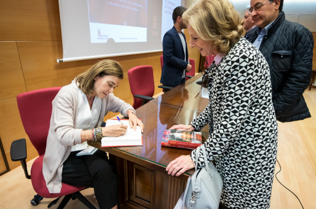 La escritora Carmen Posadas firmó libros a alguno de los asistentes a la clausura de las Jornadas de Novela Histórica de Soria. GONZALO MONTESEGURO
