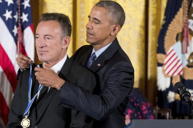 Barack Obama condecora a Bruce Springsteen el pasado 22 de noviembre.-AP / ANDREW HARNIK