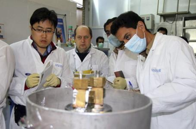 Un equipo de la Organización de Energía Atómica de Irán examina el proceso de enriquecimiento de uranio en una planta nuclear iraní de Natanz.-KAZEM GHANE (EFE)