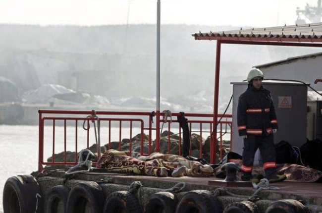 Un agente turco de Salvamento custodia los cuerpos de varias víctimas del naufragio.-Foto: REUTERS / OSMAN ORSAL