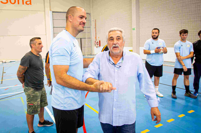 Carlos Heras junto con el capitán Castillo. MARIO TEJEDOR