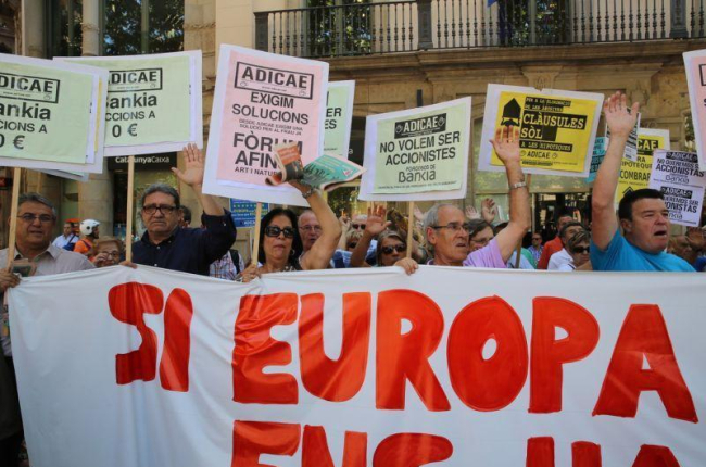 Protesta contra prácticas abusivas de la banca en Barcelona.-RICARD CUGAT