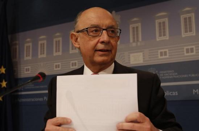 El ministro de Hacienda, Cristóbal Montoro, en rueda de prensa.-AGUSTÍN CATALÁN