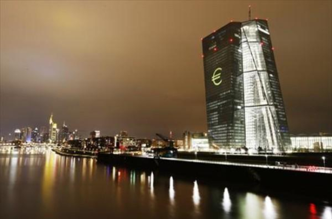 El símbolo del euro, proyectado en la sede del BCE.-AP / MICHAEL PROBST
