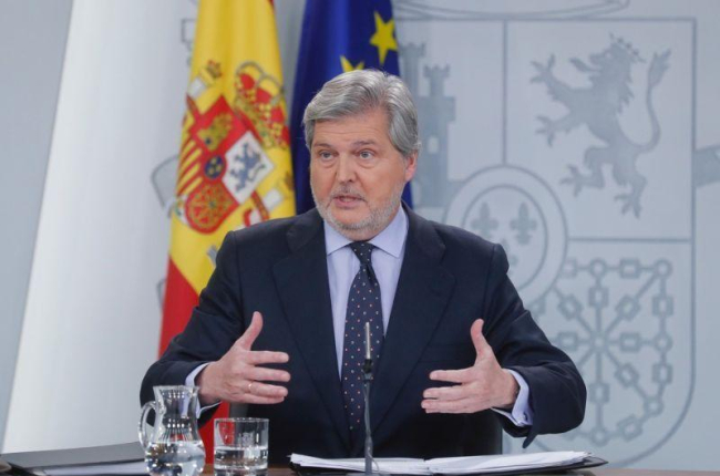 El portavoz del Gobierno y ministro de Educación Cultura y Deporte Íñigo Méndez de Vigo a su llegada a la rueda de prensa.-ANGEL DIAZ (EFE)