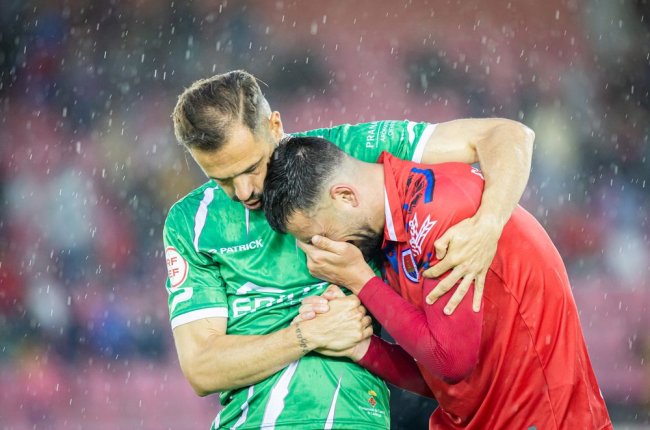 <p>Ni el Numancia fue capaz de ganar, ni el resto de campos favorecieron al equipo, <a href="https://heraldodiariodesoria.elmundo.es/articulo/deportes/hecatombe-numancia-que-pierde-yn-baja/20230527214916368025.html">el bochorno cayó de nuevo sobre el equipo de Soria </a>y<strong> el equipo vuelve a la 2ª RFEF</strong>, tercer descenso en cuatro años que condenan a los rojillos a <strong>una de las peores épocas de su historia.</strong></p>
<p>Un Numancia que<strong> se va a Segunda Federación por la puerta de atrás</strong> y deja un poso de incertidumbre de cara al futuro.</p>
<ul>
<li><a href="https://heraldodiariodesoria.elmundo.es/album/deportes/cd-numancia-desdiende-2a-rfef-fotos-partido-cornella/20230528001511368089.html">Las fotos del partido</a></li>
<li><a href="https://heraldodiariodesoria.elmundo.es/album/deportes/aficion-numancia-respondio-fotos-gradas/20230528002339368132.html">Las fotos de la afición</a></li>
</ul>
<p>FOTÓGRAFO: MARIO TEJEDOR</p>