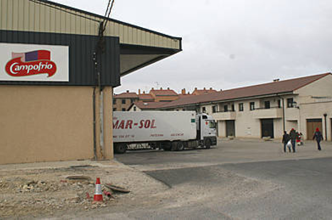 Un camión en un muelle de carga de Campofrío en Ólvega. / VALENTÍN GUISANDE-