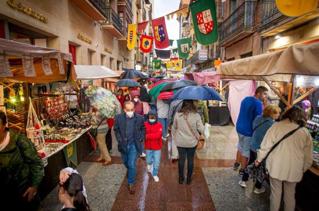 Personas por el Collado durante el reciente Mercado Medieval por las calles de Soria. MARIO TEJEDOR