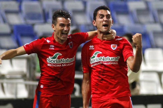 Natalio y Juanma celebran uno de los tres goles logrados por el equipo en Huelva.-ÁREA 11