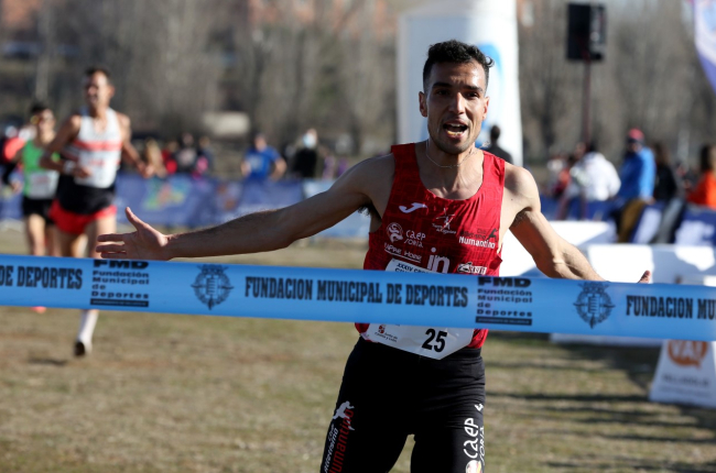 Yahya Aouina El Karboubi, del Atletismo Numantino, entrando vencedor en meta. HDS