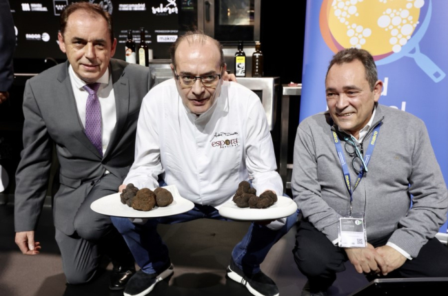Serrano, Tumbarello y De Gregorio posan con los ejemplares de Trufa Negra de Soria subastados en Madrid Fusión. ICAL