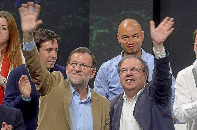 Herrera y Rajoy saludan a los militantes en el mitin de campaña en Burgos.-Ical