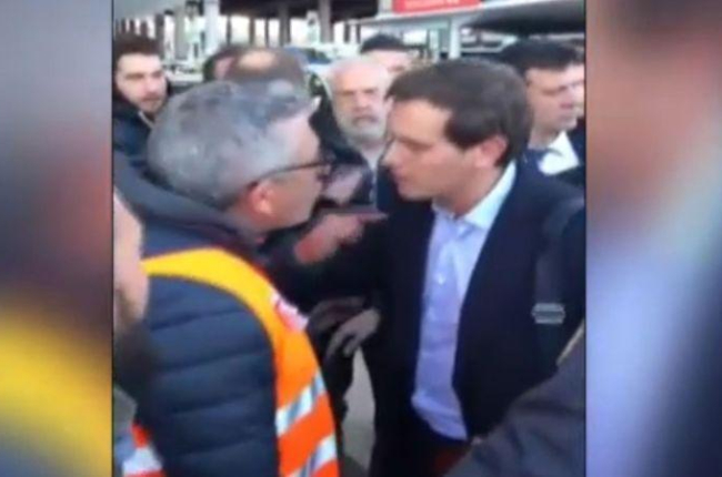 Escrache de los taxistas a Albert Rivera en la estación de Atocha en Madrid.-ATLAS