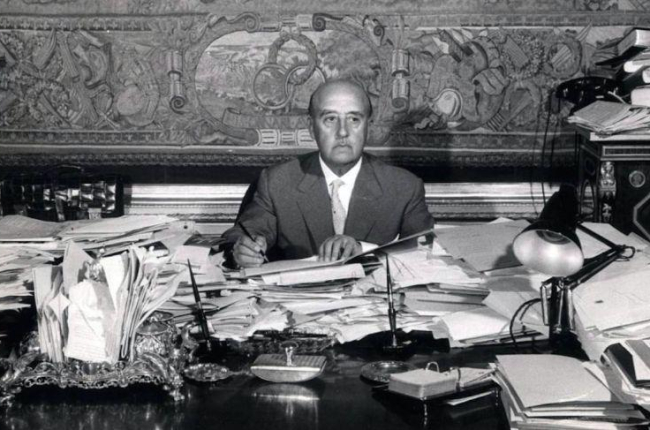 Francisco Franco, sentado ante la mesa de su despacho del palacio de El Pardo, habitualmente atestada de papeles.-EFE