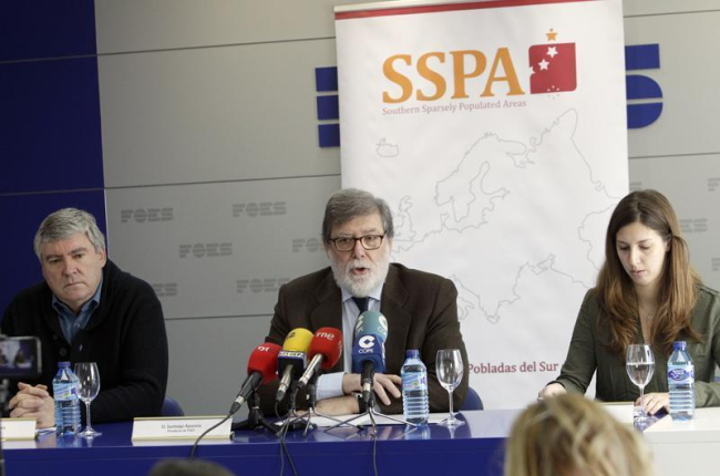 Paulino Herrero, Santiago Aparicio y Sara Bianchi informan sobre el debate europeo.-LUIS ÁNGEL TEJEDOR