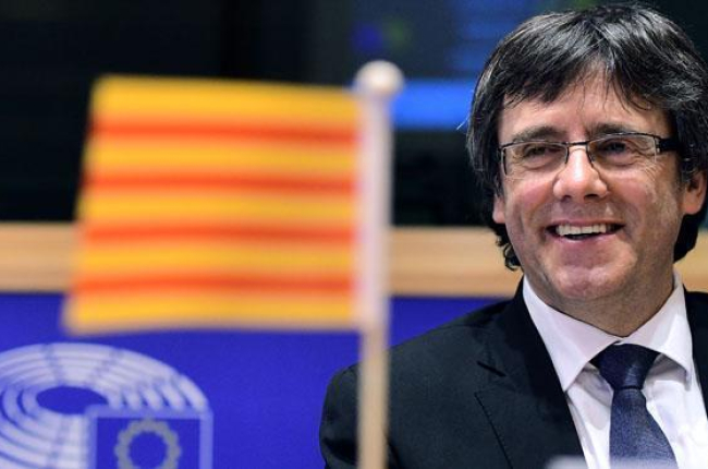 Carles Puigdemont pide ayuda en la UE para lograr el referéndum.-