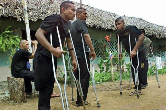 Paramilitares colombianos mutilados por minas antipersona descansan en un hospital.-FREDY AMARILES (AFP)