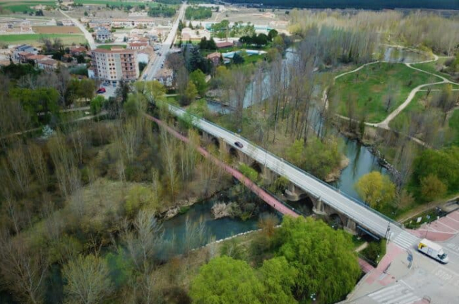 Puente medieval de Almazán, con la pasarela al lado, a vista de dron.-HDS