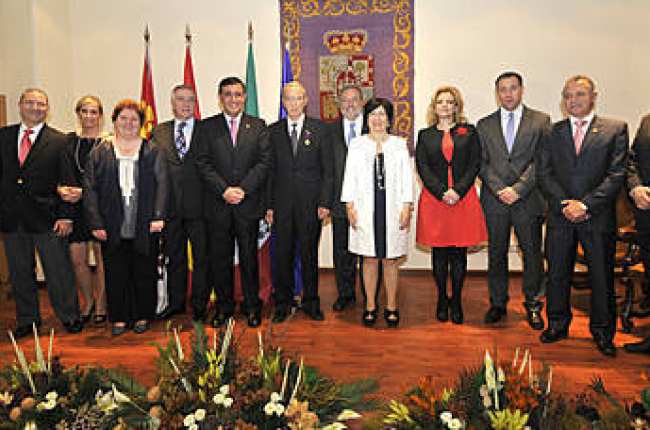 Imagen de grupo de los descendiente de la familia Martín Borque con diputados provinciales. -