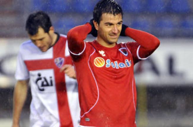 Natalio se lamenta de una ocasión fallada ante el Huesca. / Diego Mayor-