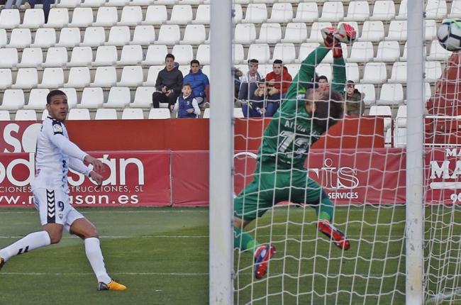 Aridane remata de cabeza y marca el único gol del partido, entre el Albacete y el Numancia, ayer, en el Carlos Belmonte.-AREA 11