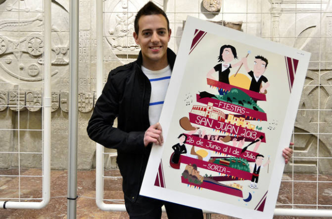 Alberto Pérez González posa con el cartel anunciador de las fiestas de San Juan. / V. G.-