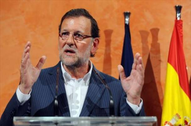 Rajoy atiende a los medios, el pasado martes, 4 de agosto, en La Palma del Condado (Huelva).-Foto:   AFP / CRISTINA QUICLER