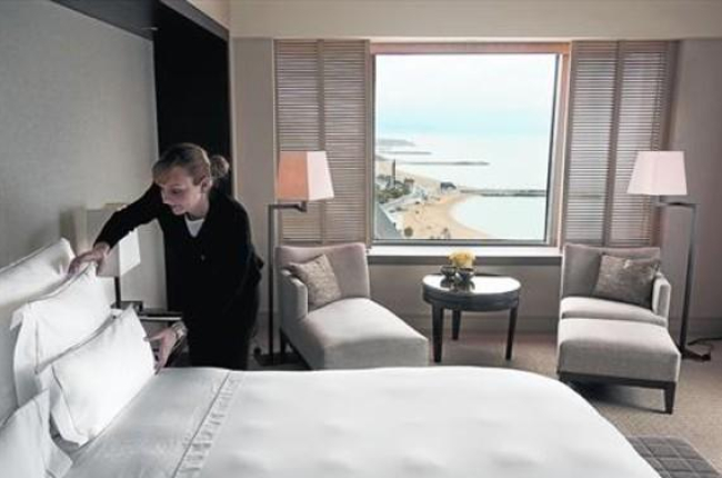Una camarera de planta finaliza la limpieza de una habitación en un hotel de Barcelona.-FERRAN NADEU
