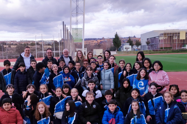Los alumnos de Quinto de Primaria con el seleccionador nacional español Luis de la Fuente en Las Rozas. HDS