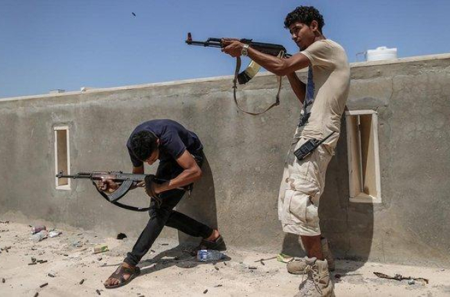 Combatientes de las tropas del Gobierno reconocido internacionalmente disparan sus armas durante un enfrentamiento con las fuerzas del autodenominado Ejército Nacional Libio, lideradas por el general Haftar.-AMRU SALAHUDDIEN (EUROPA PRESS)