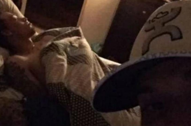 Selfi de Duston Holloway. Al fondo, su pareja y un desconocido.-