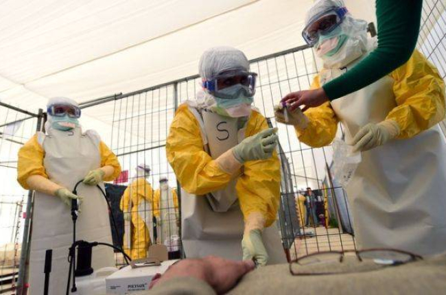 Personal de Médicos sin Fronteras recibe formación sobre medidas de protección contra el ébola, el pasado 1 de octubre en Bruselas.-Foto: AFP / EMMANUEL DUNAND