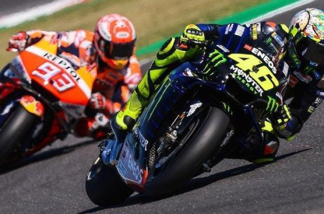 Valentino Rossi (Yamaha), en Misano, hoy, precediendo en una vuelta a Marc Márquez (Honda).-AFP / MARCO BERTORELLO