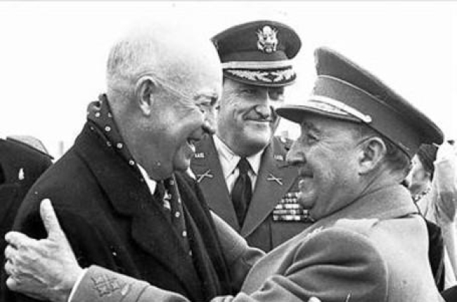 Franco y el presidente de Estados Unidos, Dwight Eisenhower, se saludan con un simbólico abrazo a la llegada de este último, en 1959, a la base militar de Torrejón de Ardoz, una de las cuatro que construyeron los norteamericanos en territorio español.-