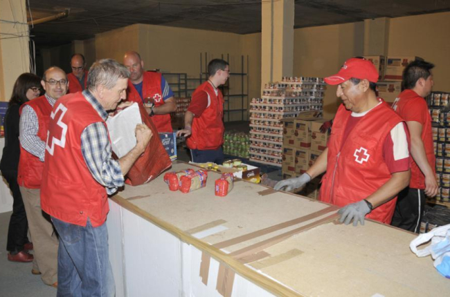 Reparto de alimentos por parte de la delegación provincial de Cruz Roja.-VALENTÍN GUISANDE
