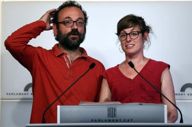 Vehí (derecha) junto al diputado de la CUP Benet Salellas, en el Parlament, en una imagen de archivo.-EFE / TONI ALBIR