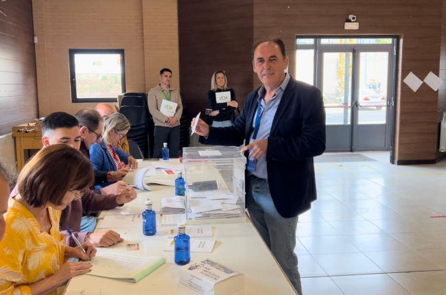 Benito Serrano votó en el Centro Cívico Las Camaretas. HDS