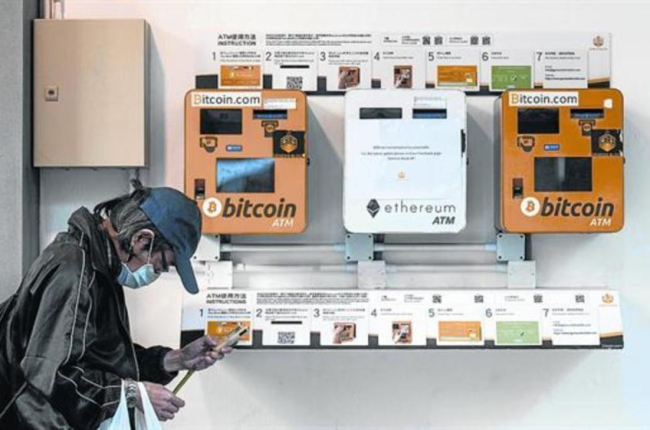 Cajeros automáticos 8Terminales de Bitcoin ATM y Ethereum ATM en Hong Kong, a mediados de diciembre.-/ AFP / ANTHONY WALLACE