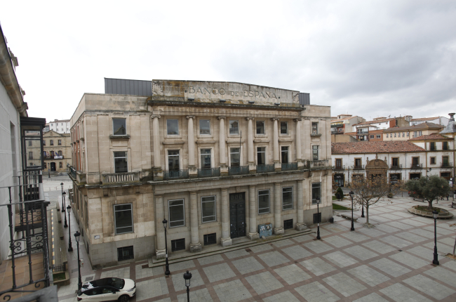 El Banco de España con el palacio de Alcántara al fondo. MARIO TEJEDOR