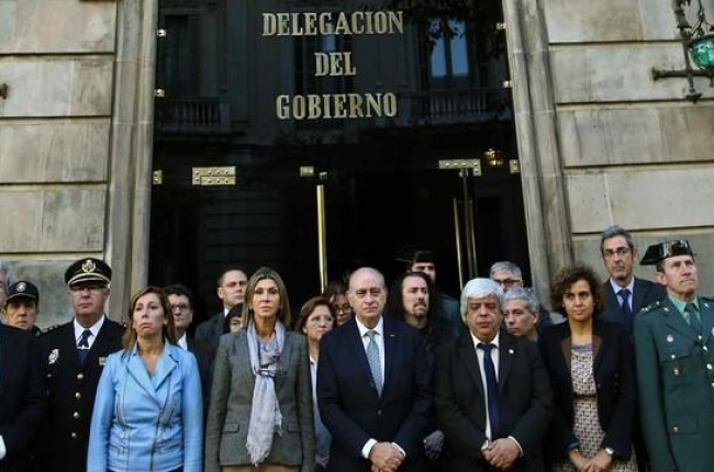 El ministro del Interior encabeza un minuto de silencio por el atentado múltiple de París en la sede de la Delegación del Gobierno en Barcelona.-EFE / TONI ALBIR