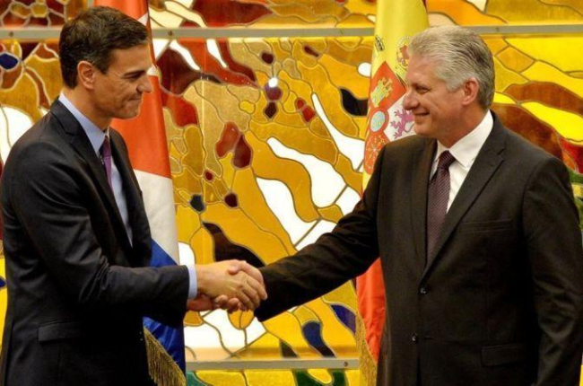 Pedro Sánchez y Miguel Díaz Canel firman el marco de consultas permanentes en el palacio presidencial de La Habana-REUTERS