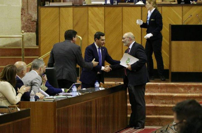 Juan Marín (Cs), Juan Manuel Moreno Bonilla ( PP) y Alejandro Hernández (Vox), en el Parlamento regional.-EL PERIÓDICO